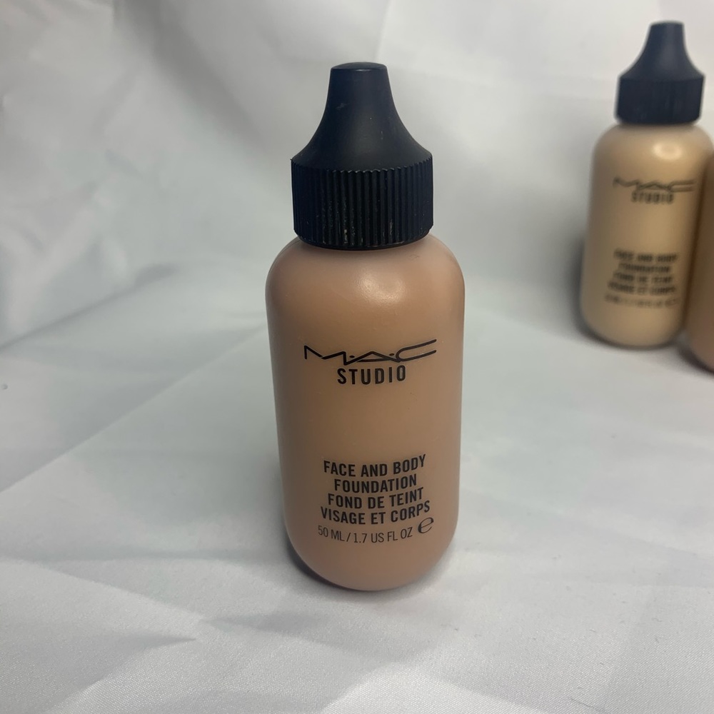 MAC face and body FOUNDATION in N7